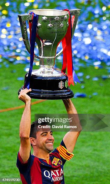 Xavi Hernandez of FC Barcelona lifts La Liga trophy at the end of the La Liga match between FC Barcelona and RC Deportivo de la Coruna at Camp Nou on...