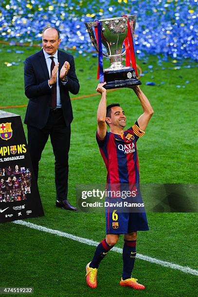 Xavi Hernandez of FC Barcelona lifts La Liga trophy at the end of the La Liga match between FC Barcelona and RC Deportivo de la Coruna at Camp Nou on...