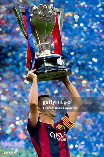 Xavi Hernandez of FC Barcelona lifts up the La Liga champions trophy after the La Liga match between FC Barcelona and RC Deportivo La Coruna at Camp...