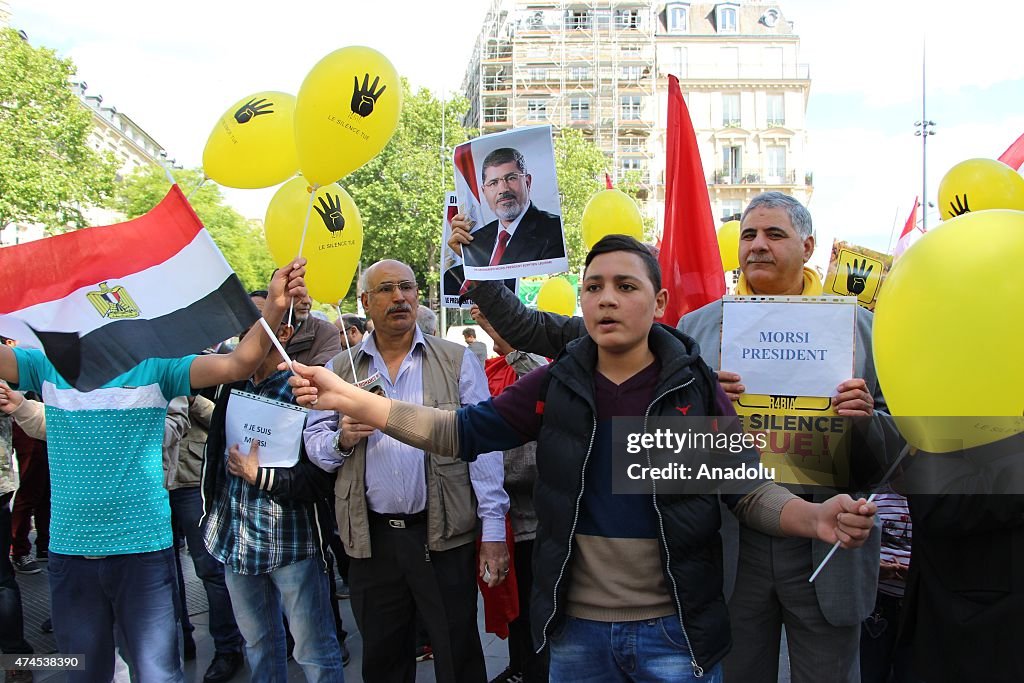 Morsi death sentence protested by Egyptians in Paris