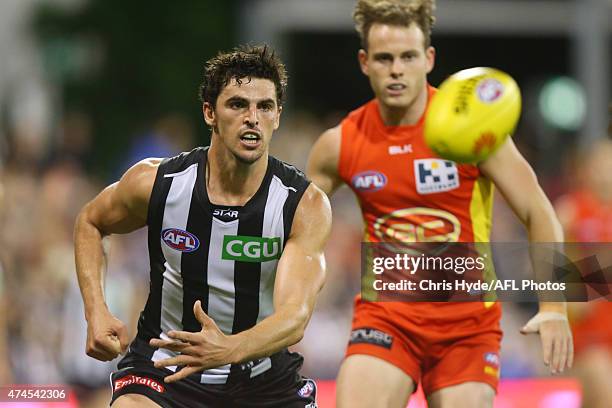 Scott Pendlebury of the Magpies handballs during the round eight AFL match between the Gold Coast Suns and the Collingwood Magpies at Metricon...