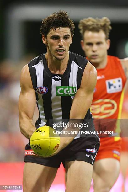 Scott Pendlebury of the Magpies handballs during the round eight AFL match between the Gold Coast Suns and the Collingwood Magpies at Metricon...