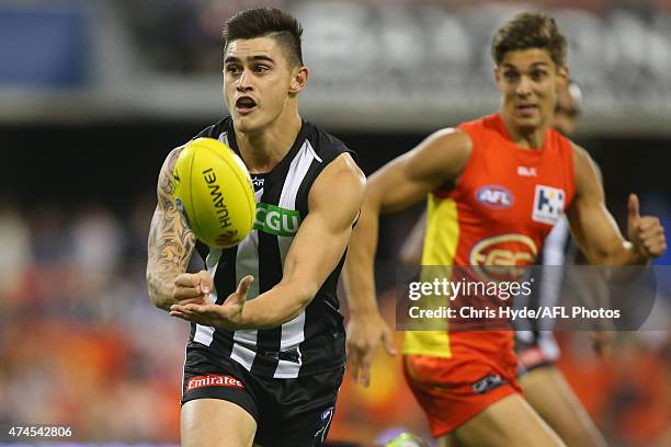 Marley Williams of the Magpies handballs during the round eight AFL match between the Gold Coast Suns and the Collingwood Magpies at Metricon Stadium...