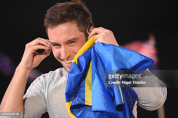 Mans Zelmerloew of Sweden reacts in the green room during the final of the Eurovision Song Contest 2015 on May 23, 2015 in Vienna, Austria. The final...
