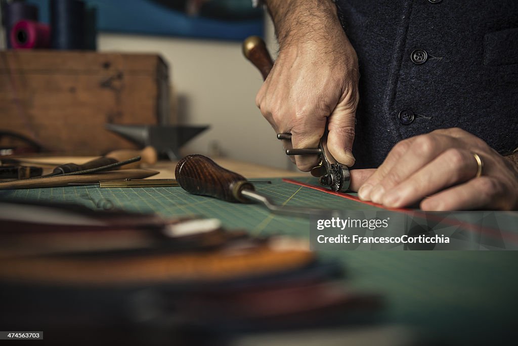 Artisan trabalhar com pele