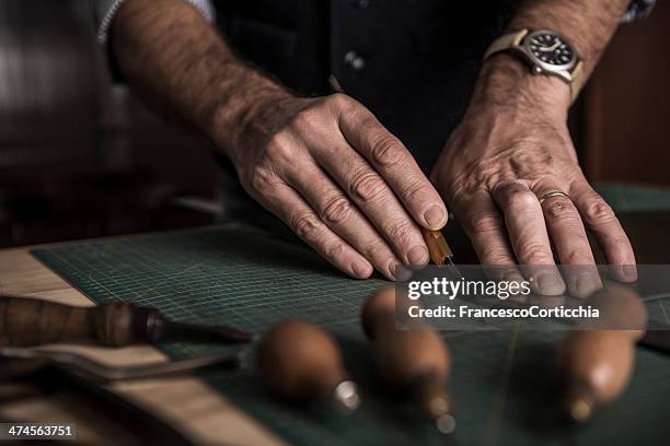 artisan de trabajo de cuero - curtiduría fotografías e imágenes de stock