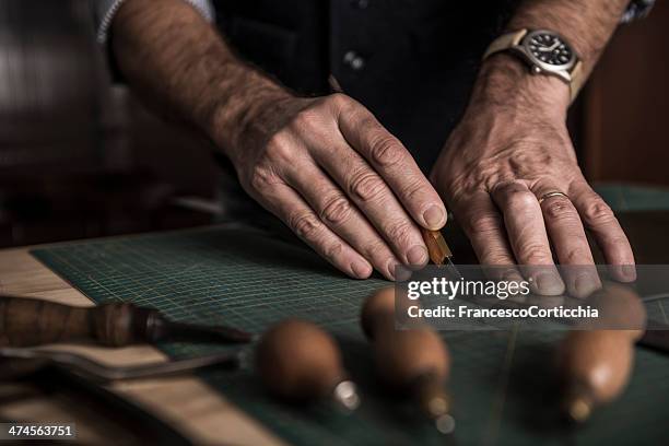 artisan de trabajo de cuero - leather fotografías e imágenes de stock