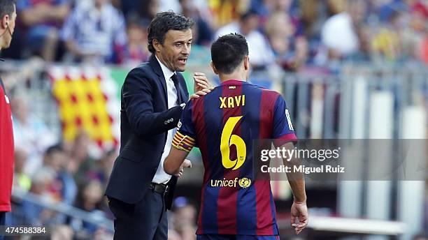 Head coach of FC Barcelona Luis Enrique gives instructions to Xavi Hernandez of FC Barcelona during the La Liga match between FC Barcelona and RC...