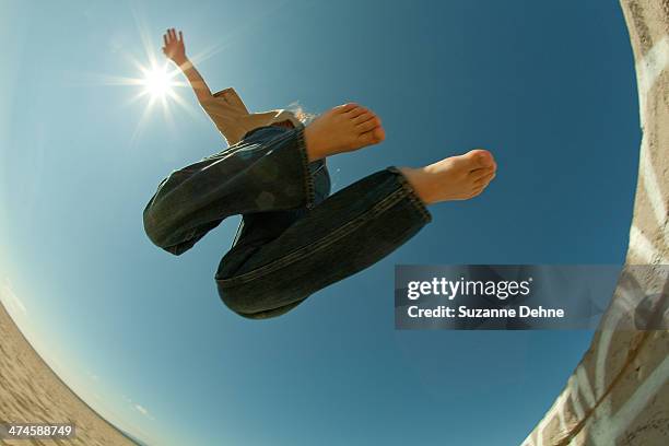 jumping towards the sun - kid looking up to the sky imagens e fotografias de stock
