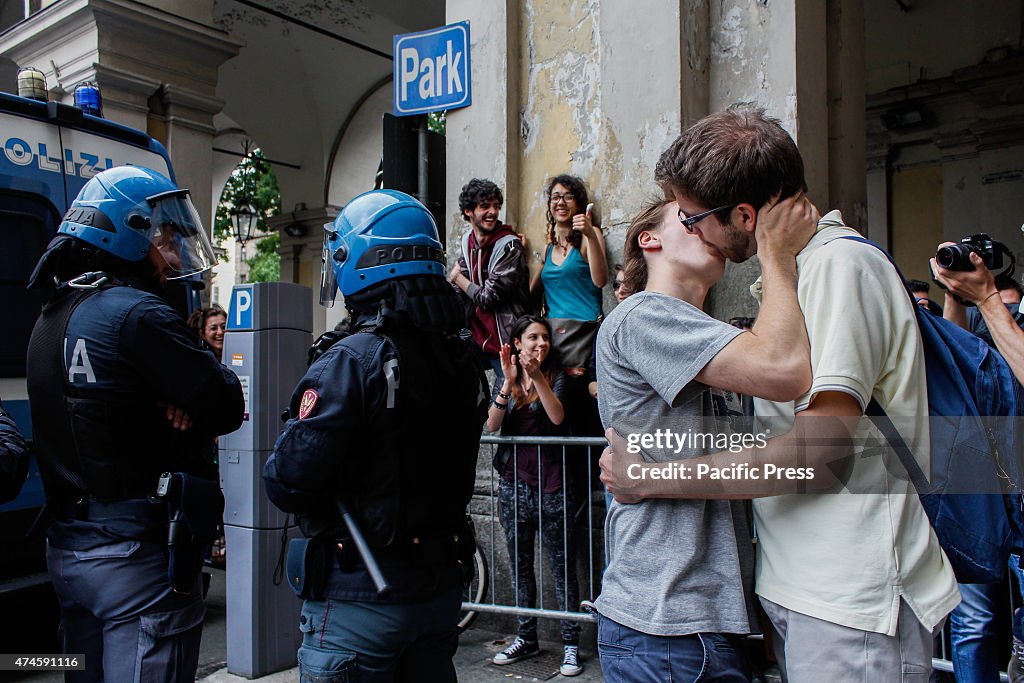 Gay kiss to protest against the silence of the Sentinels...