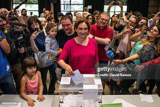 Barcelona en Comu' leader Ada Colau casts her ballot for the municipal elections on May 24, 2015 in Barcelona, Spain. Spaniards are going to the...