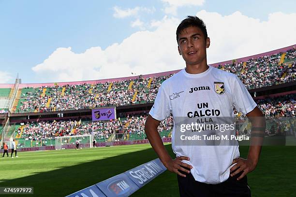 Paulo Dybala of Palermo looks on before the Serie A match between US Citta di Palermo and ACF Fiorentina at Stadio Renzo Barbera on May 24, 2015 in...