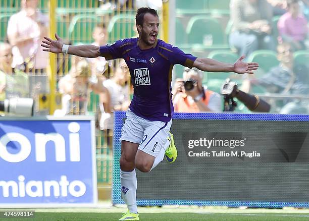 Alberto Gilardino of Fiorentina celebrates after scoring his team's second goal during the Serie A match between US Citta di Palermo and ACF...