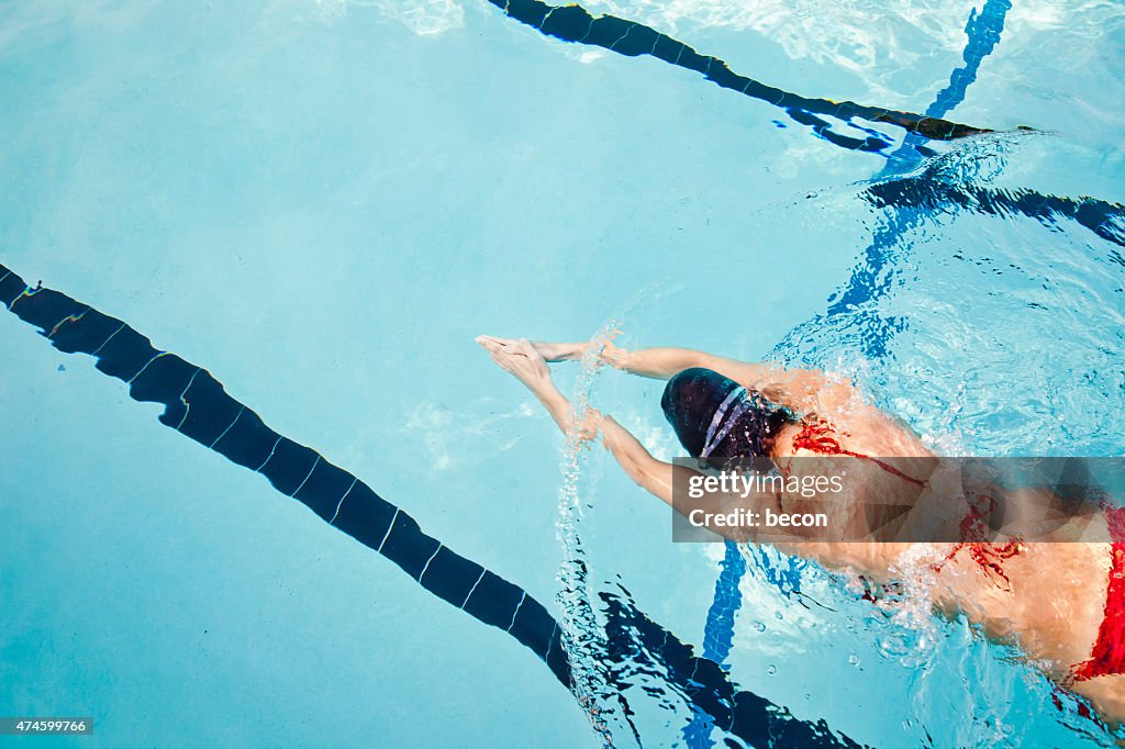 Junge Frau ein paar Bahnen schwimmen