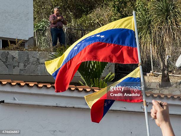 General Angel Vivas adressing the neighbors who supported him for not resigning himself to DGIM General Directorate of Military Intelligence...