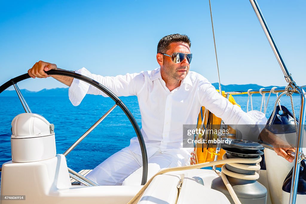 Hombre vestido en blanco navegación a vela