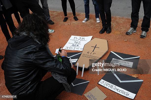 Spanish nationals living in Uruguay protest against the vote system in Spain in front of the Spanish embassy in Montevideo, on May 24 the day of the...