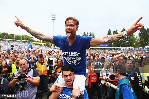 Tobias Kempe of Darmstadt and team mates celebrate after the Second Bundesliga match between SV Darmstadt 98 and FC St. Pauli at Stadion am...