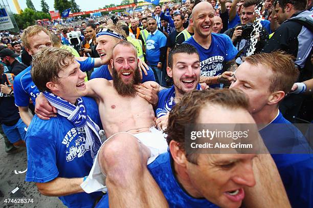 Marco Sailer of Darmstadt and team mates celebrate after the Second Bundesliga match between SV Darmstadt 98 and FC St. Pauli at Stadion am...