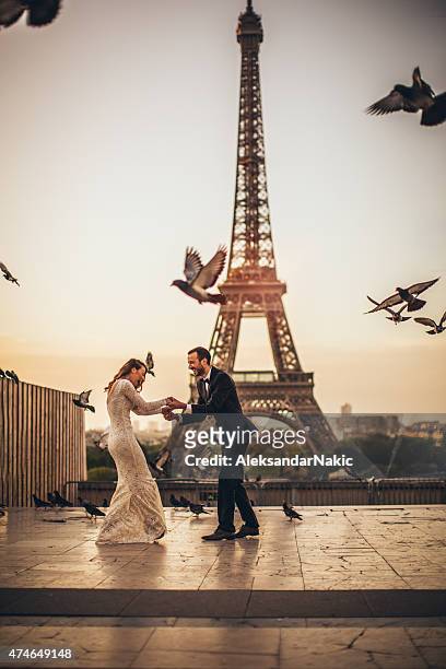 wir feiern unsere liebe in paris - couple paris tour eiffel trocadero stock-fotos und bilder