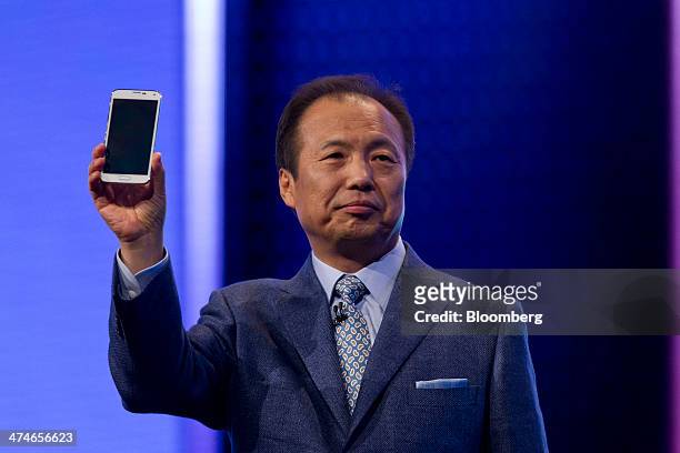 Shin Jong-Kyun, chief executive officer of Samsung Electronics Co., holds a new Galaxy S5 smartphone during the company's news conference on the...