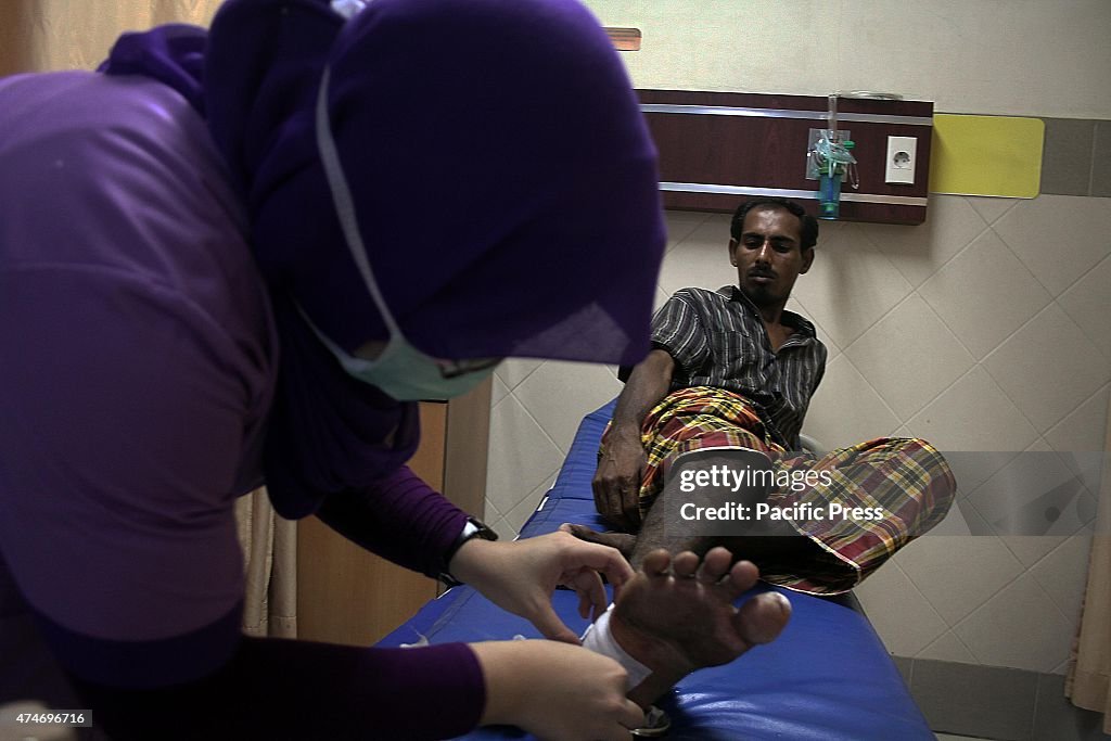Rohingya refugees from Bangladesh receiving medical...