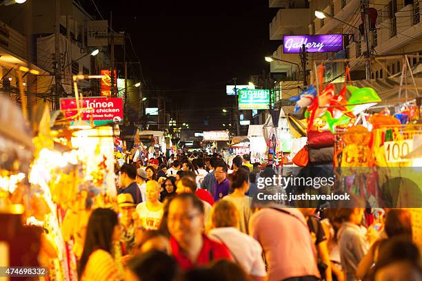 view over crowd on night market in hua hin - hua hin stockfoto's en -beelden