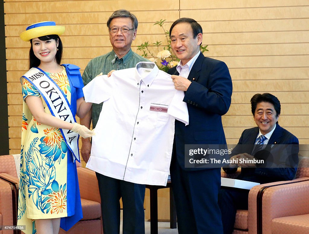 Okinawa Governor Onaga Visits PM Abe To Present 'Kariyushi' Shirt