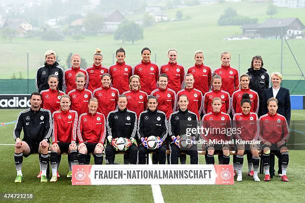 Headcoach Silvia Neid, Leonie Maier, Anja Mittag, Lena Lotzen, Dzsenifer Marozsan, Pauline Bremer, Jennifer Cramer, Tabea Kemme and assistant coach...