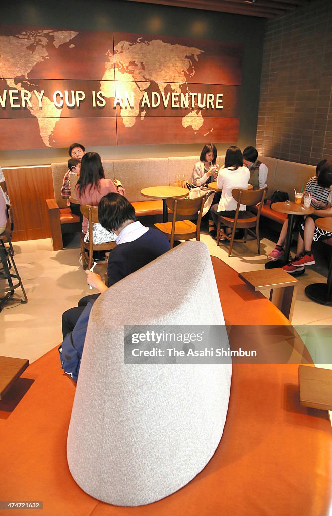 1,000 People Queue as Starbucks Opens in Tottori