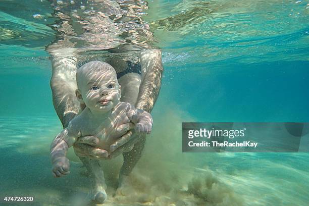 baby unterwasser - babyschwimmen stock-fotos und bilder