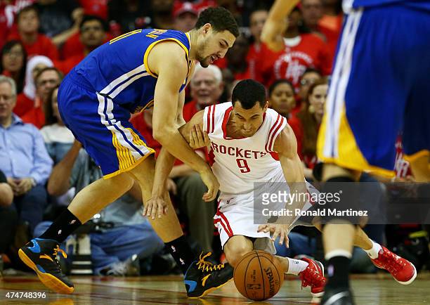 Klay Thompson of the Golden State Warriors defends against Pablo Prigioni of the Houston Rockets in the second quarter during Game Four of the...