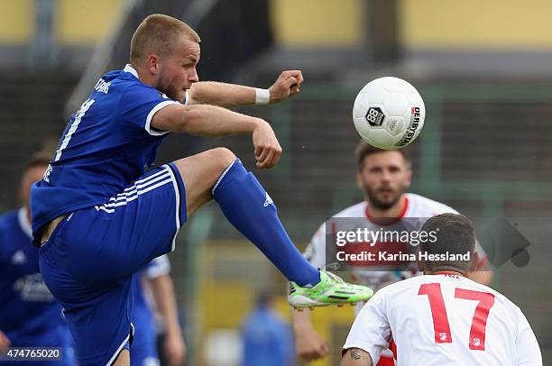 Pascal Koepke of Unterhaching on the ball during the Third League match between FC Rot Weiss Erfurt and SpVgg Unterhaching at Steigerwaldstadion on...