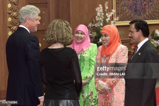 The Sultan of Brunei Hassanal Bolkiah greets US President Bill Clinton and his daughter Chelsea ahead of the gala dinner for the Asia-Pacific...