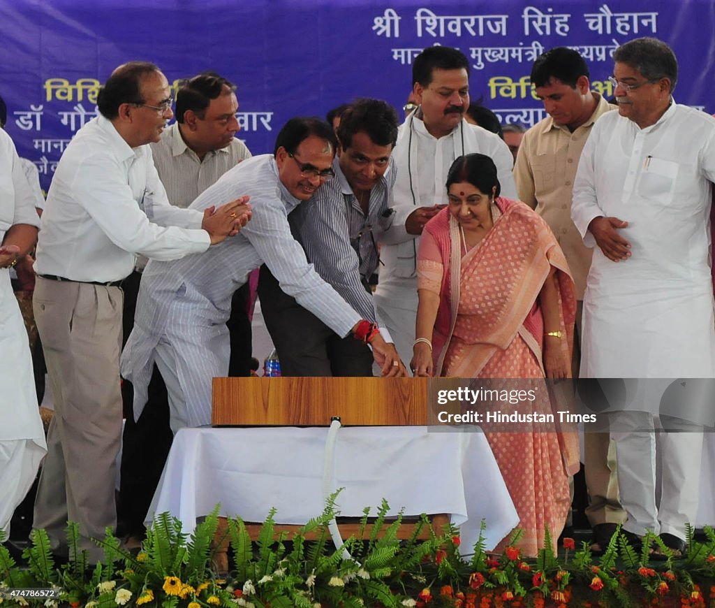 Railway Minister Suresh Prabhu And External Affairs Sushma Swaraj Minister Lay Foundation Stone Of The Diesel Locomotive Traction Alternator Workshop