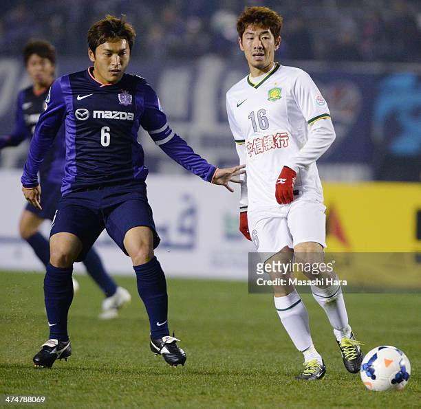 Ha Dae Sung of Beijing Guoan and Toshihiro Aoyama of Sanfrecce Hiroshima compete for the ball during the AFC Champions League match between Sanfrecce...