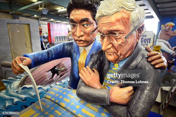 The Carnival parade float satirizing FDP politician Rainer Bruederle and Philipp Roessler and the bad result of the federal election under the motto...