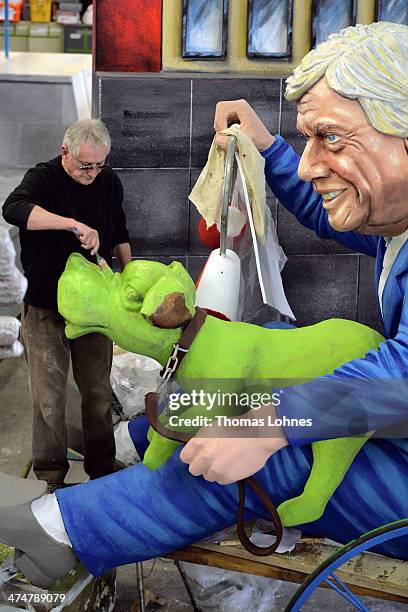 Worker makes final touches to a Carnival parade float satirizing the primeminister of hesse Volker Bouffier and his deputy prime minister Tarek...