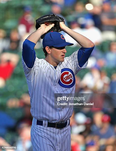 Kyle Hendricks of the Chicago Cubs prepares to eliver the ball against the Washington Nationals at Wrigley Field on May 26, 2015 in Chicago, Illinois.