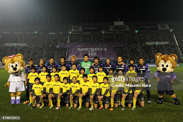 Sanfrecce Hiroshima players pose for photograph prior to the AFC Champions League match between Sanfrecce Hiroshima and Beijing Guoan at Hiroshima...