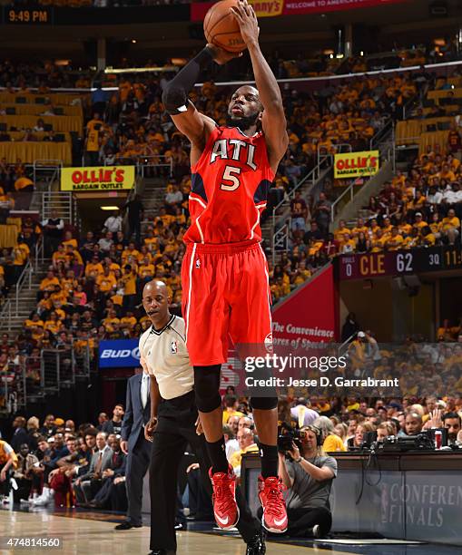 DeMarre Carroll of the Atlanta Hawks shoots the ball against the Cleveland Cavaliers at the Quicken Loans Arena During Game Four of the Eastern...