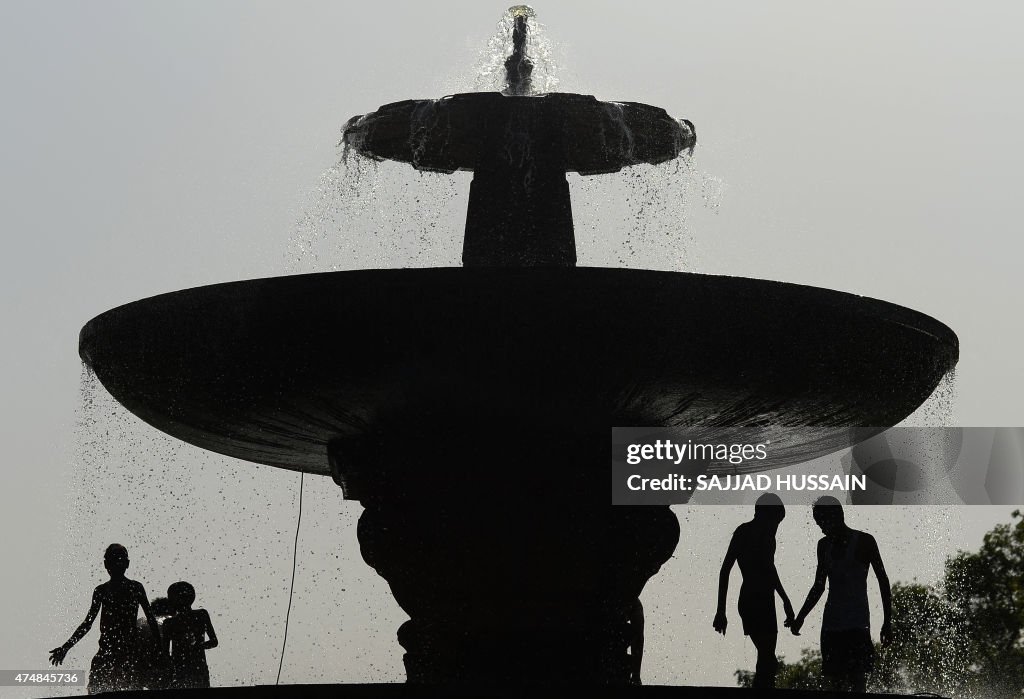 TOPSHOT-INDIA-WEATHER-HEAT