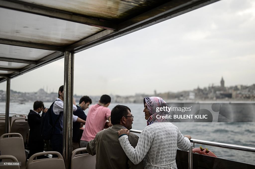 TURKEY-PEOPLE-TRANSPORT-BOAT-DAILYLIFE