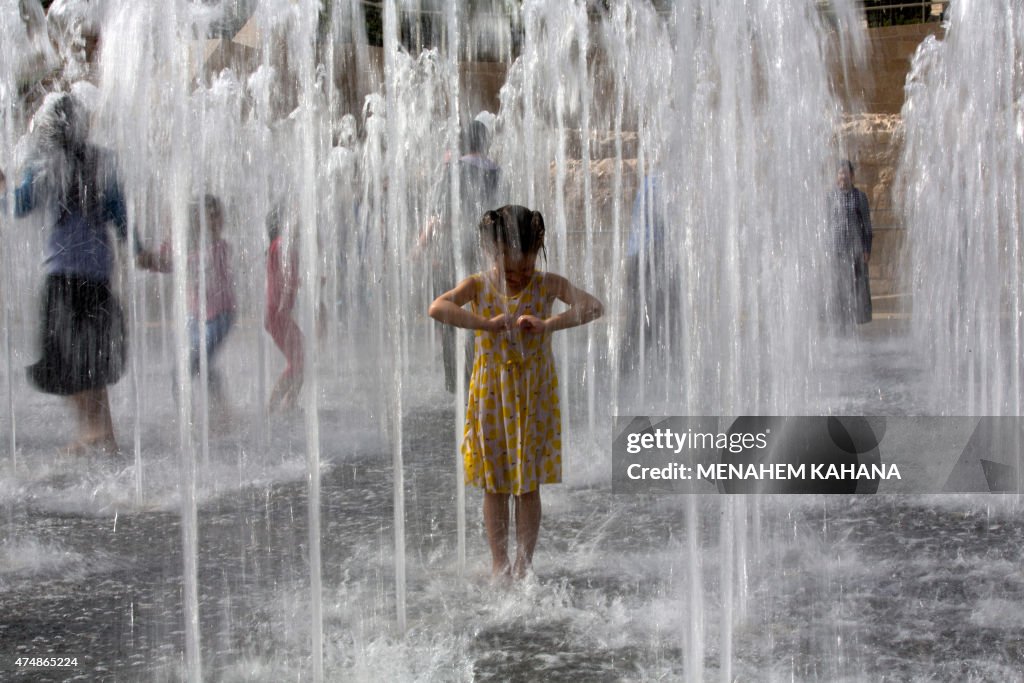 TOPSHOT-ISRAEL-WEATHER-HEAT