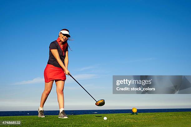 giorno di golf - woman on swing foto e immagini stock