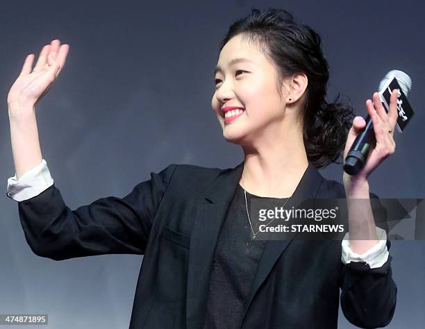 This photo taken on February 25, 2014 shows South Korean actress Kim Go-Eun waving hands at her fans at the new film "Monster" showcase in Seoul....