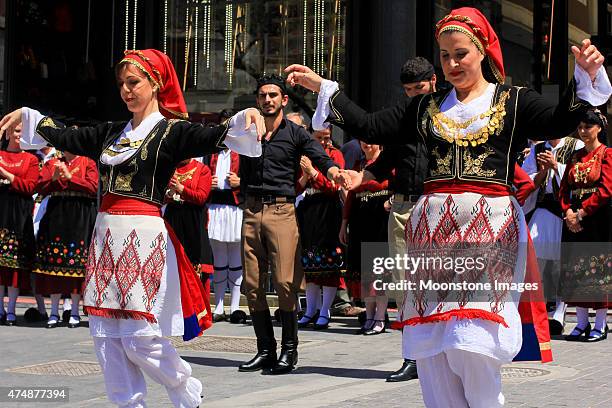 folk dancing in heraklion, greece - herakleion stockfoto's en -beelden