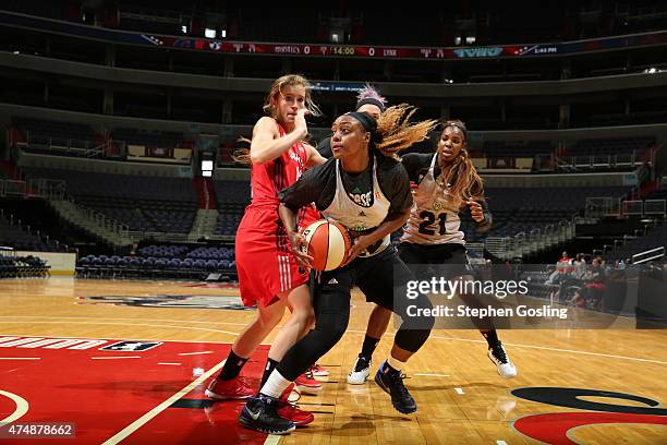 Monica Wright of the Minnesota Lynx handles the ball against the Washington Mystics during an Analytic Scrimmage at the Verizon Center on May 26,...