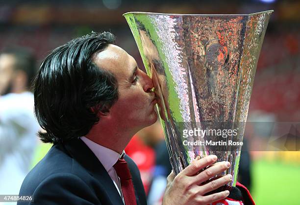 Unai Emery, coach of Sevilla kisses the trophy after the UEFA Europa League Final match between FC Dnipro Dnipropetrovsk and FC Sevilla on May 27,...