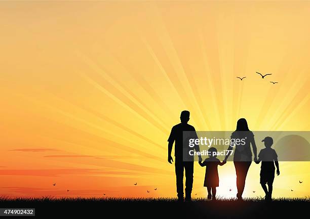 glückliche junge familie spaziergang bei sonnenuntergang - abenddämmerung stock-grafiken, -clipart, -cartoons und -symbole